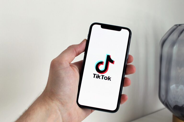 smartphone met TikTok logo op het scherm